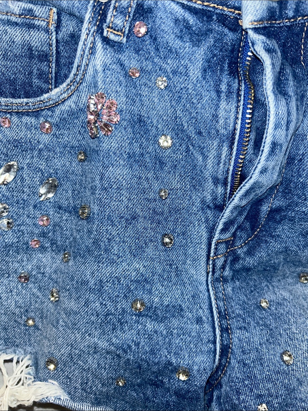 Blank NYC Blue Denim Embellished Cutoff Shorts “ The Barrow” size 28 - Picture 4 of 9